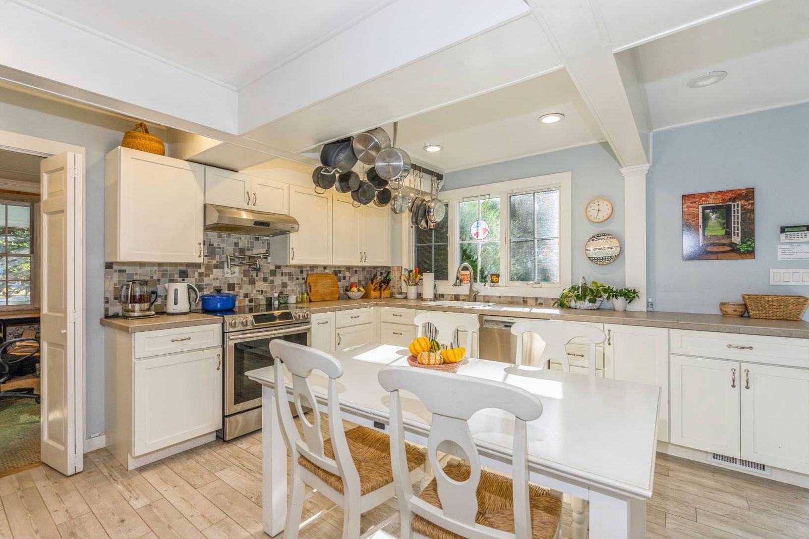  Eat-in Kitchen
