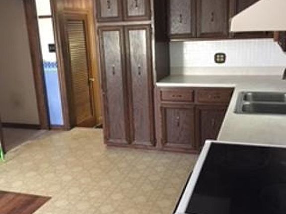 4th image of 916 W 193rd Pl
