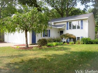 1483 Bauer Rd, Jenison, MI 49428