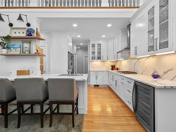 2nd image of 21 Carriage Hill Cir