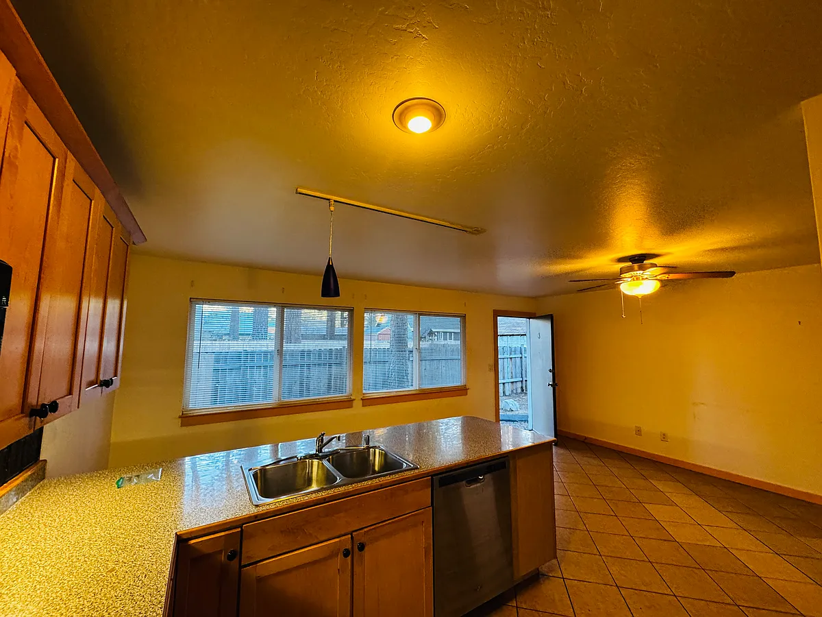 Building Photo - 948 Tallac Ave #3