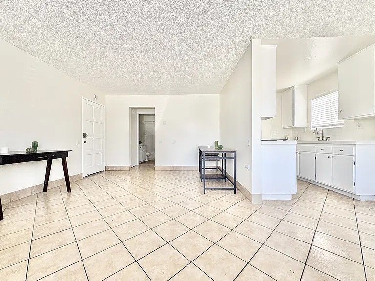 1226 E 7th St #1 — Photo 3