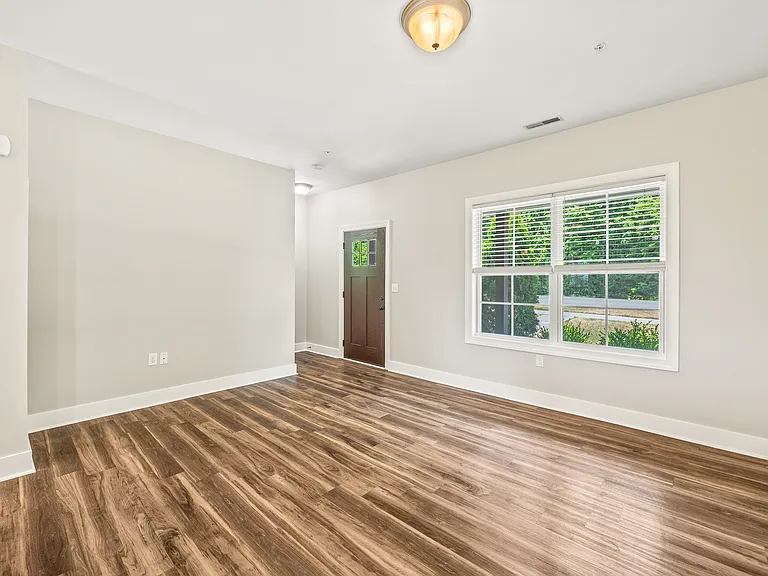 137 N Franklin Ave — Photo 4