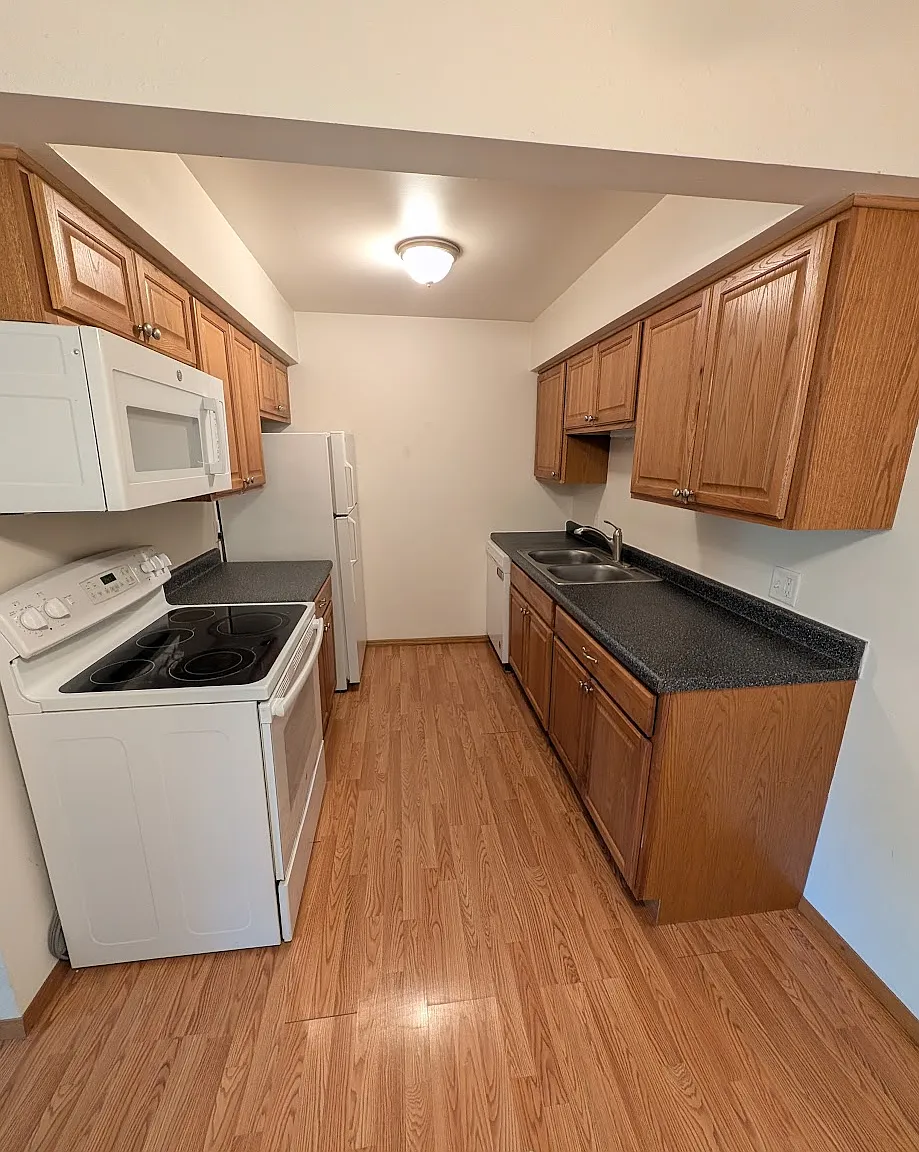 2 bed, 940 sqft, $1,400 — Photo 3