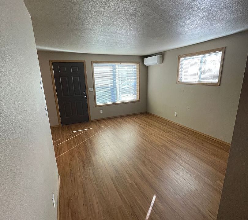 1st image of 475 Jackson St W APT 4