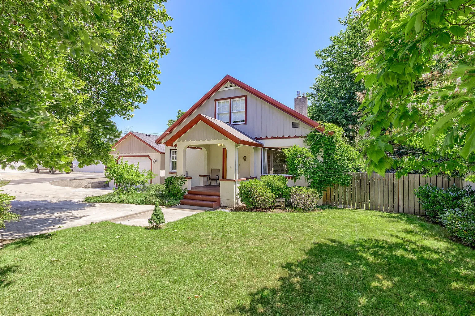 204 Maxwell Pl photo 1