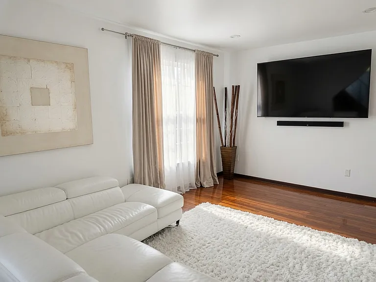 10 Russell Ct — Photo 3