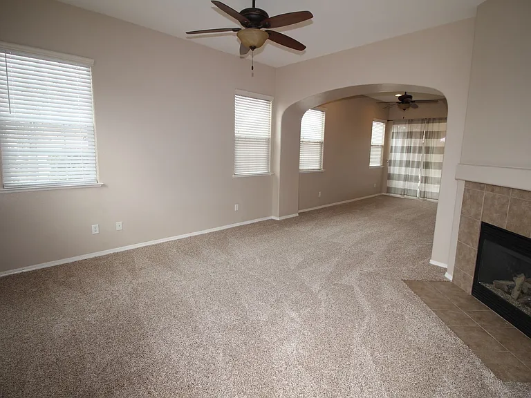 4044 W Peach Tree Ln — Photo 2