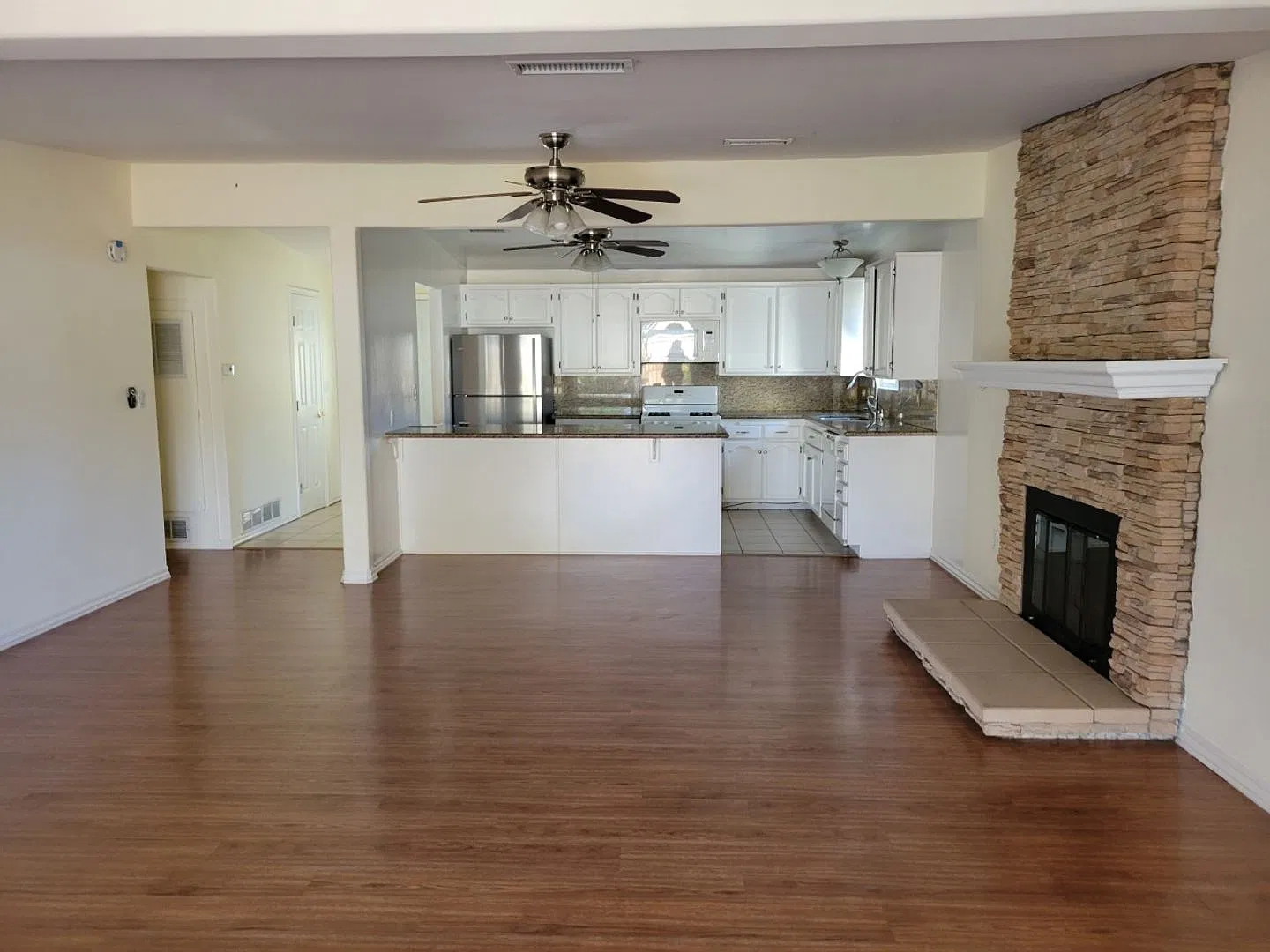Lovely 3 bedroom home with a separate studio apartment — Photo 2