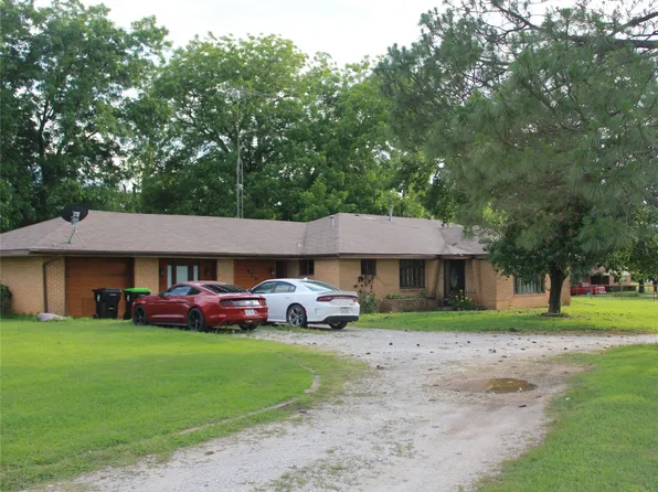 929 N Washington St, Pilot Point, TX 76258