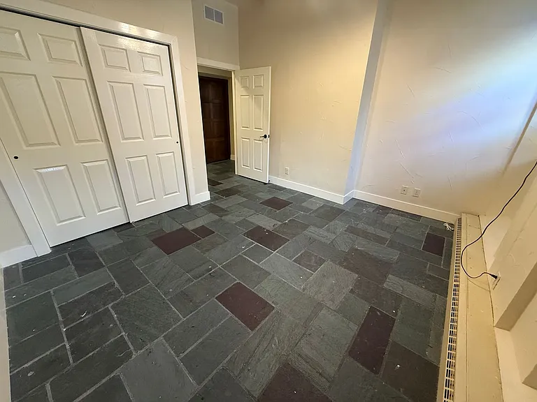 Cass Street Apartments — Photo 24
