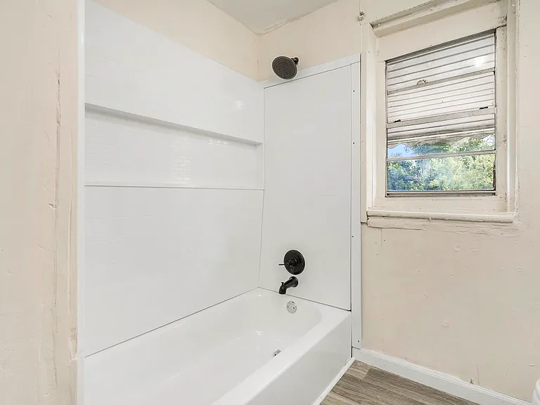 1031 Ash St — Photo 9