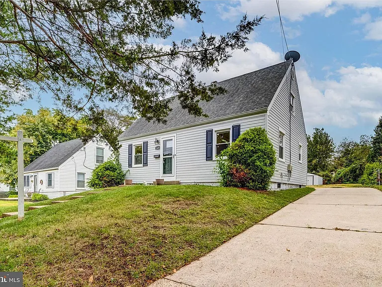 2425 Fort Dr — Photo 1