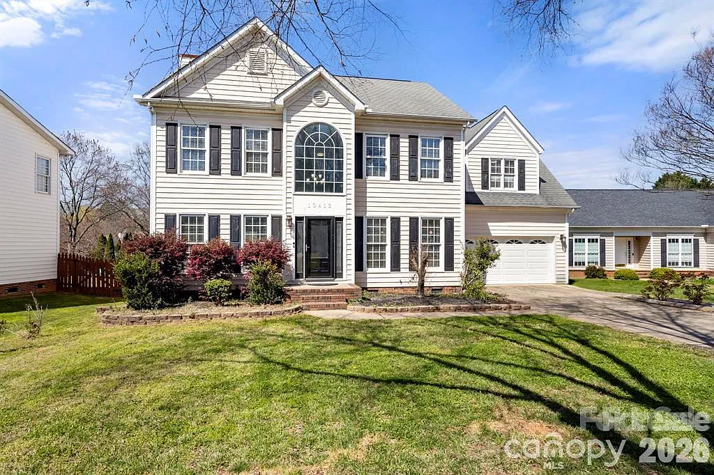 4 bed, 2.5 bath, 2620 sqft, $2,700 — Photo 2