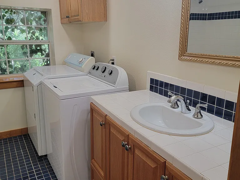 18422 Hilltop Dr — Photo 2