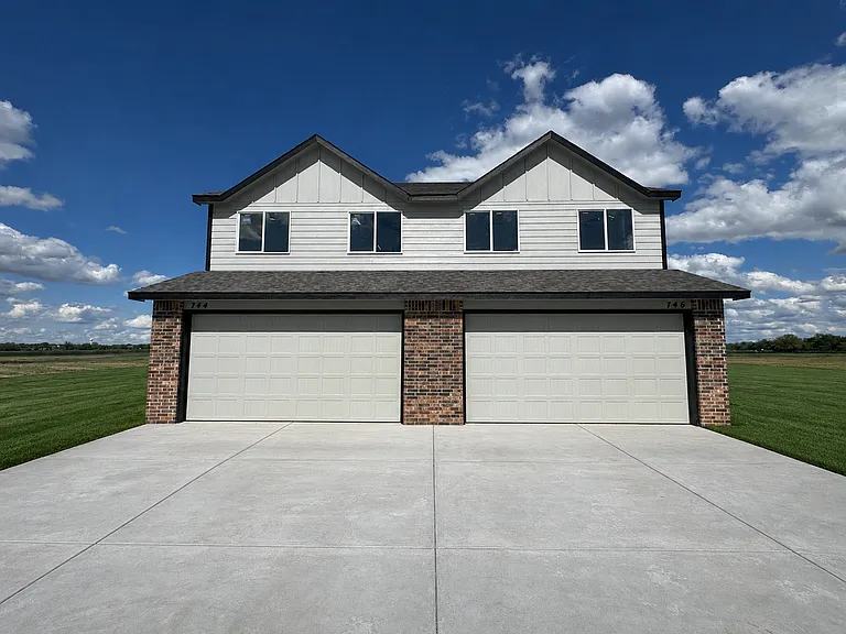 744 E Briarbrook Ct — Photo 2