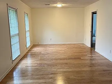 601 Larkin Ln — Photo 2