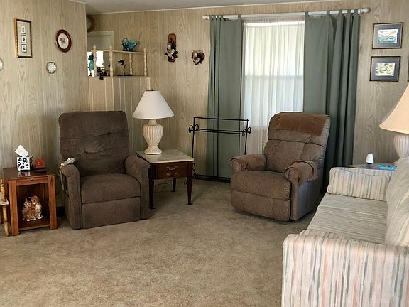 2nd image of 319 NE Tropicalia Ln
