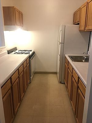 5th image of 833 Courtlandt Ave APT 3