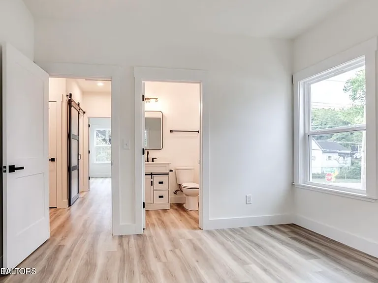 307 Woodland Ave E — Photo 25