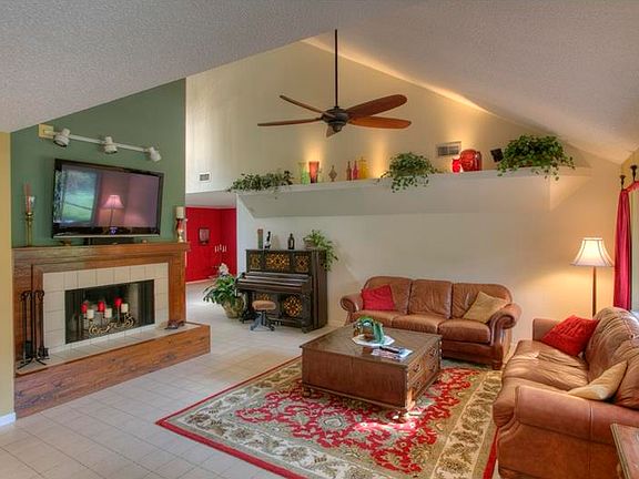 5th image of 1036 Sylvia Ln
