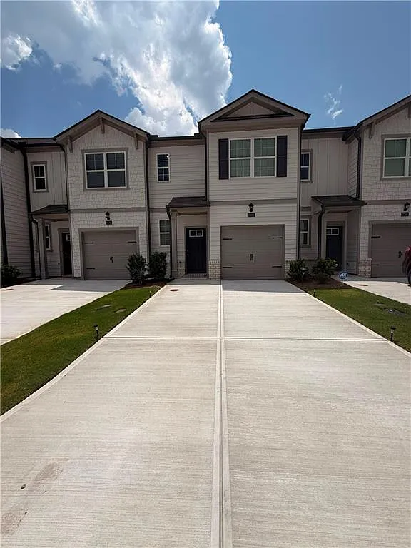 3 bed, 2.5 bath, $2,350 — Photo 2