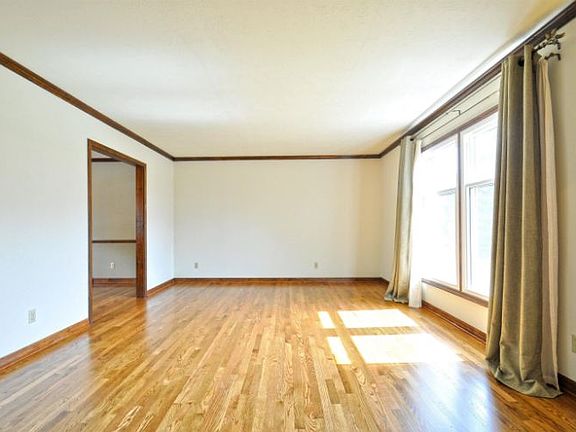 4th image of 16339 Baywood Ln