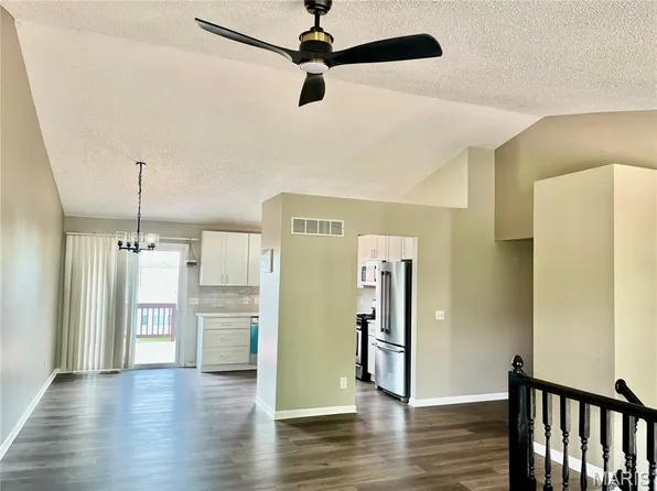 3060 Laurel Village Cir, Saint Peters, MO 63376