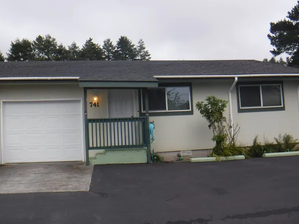 741 1st St, Brookings, OR 97415