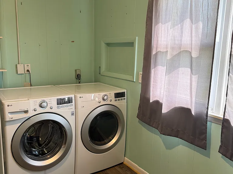 1302 W Church St — Photo 12