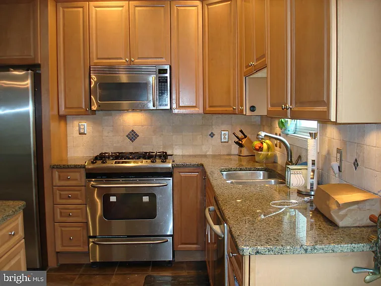 160 Levering St — Photo 5