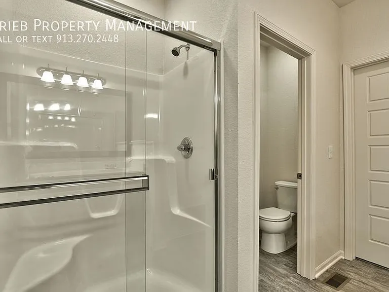 584 S Poplar St — Photo 30