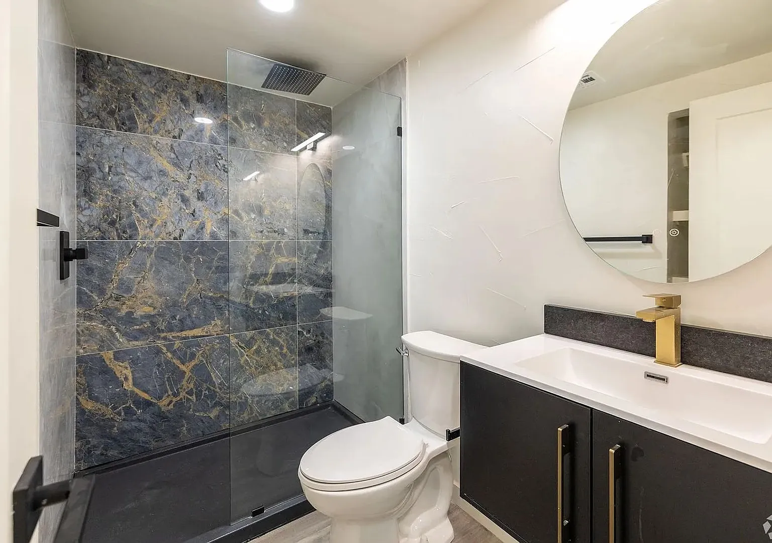 Atrium Apartments — Photo 4