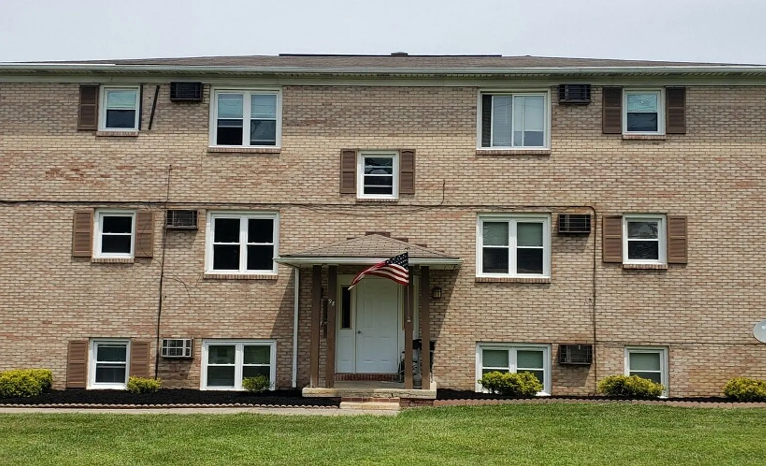 Washington Blvd Apartments — Photo 1