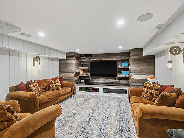 2076 Valley Lo Ln — Photo 28