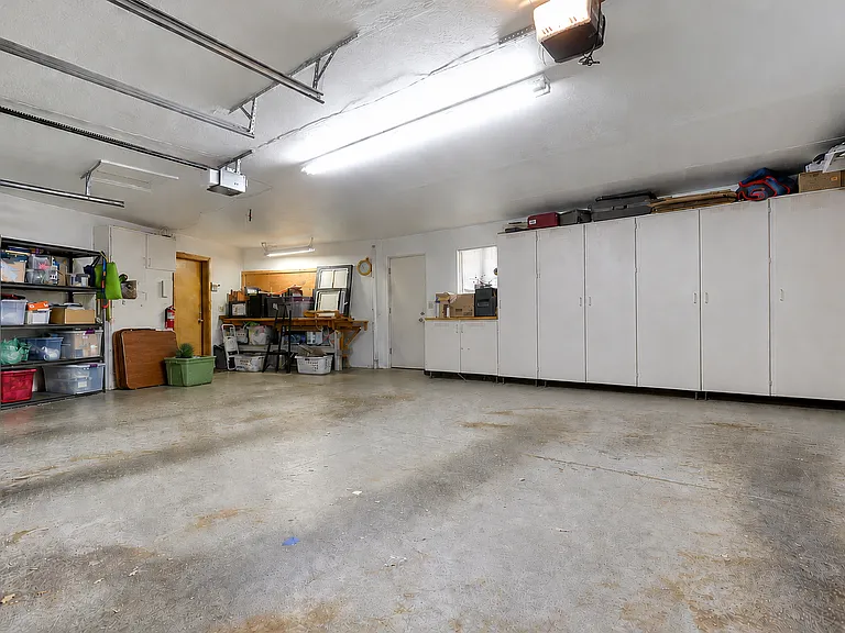 1049 Woodside Ln — Photo 41