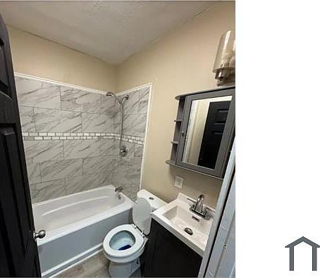 4th image of 14910 Kingsford Ave #1