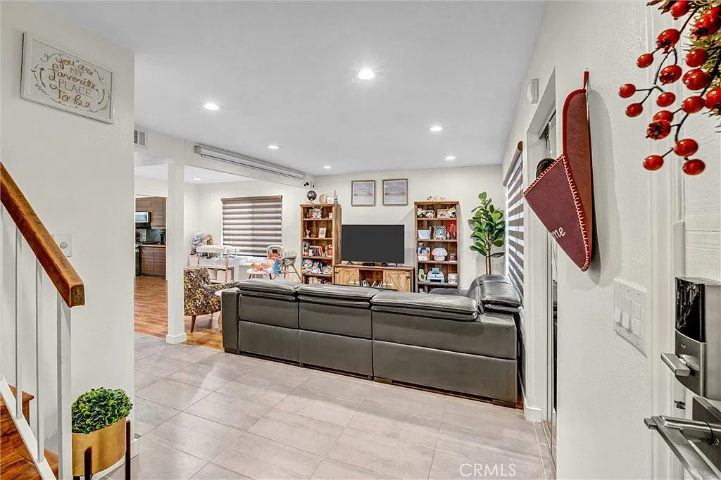 3 bed, 1423 sqft, $4,000 — Photo 3