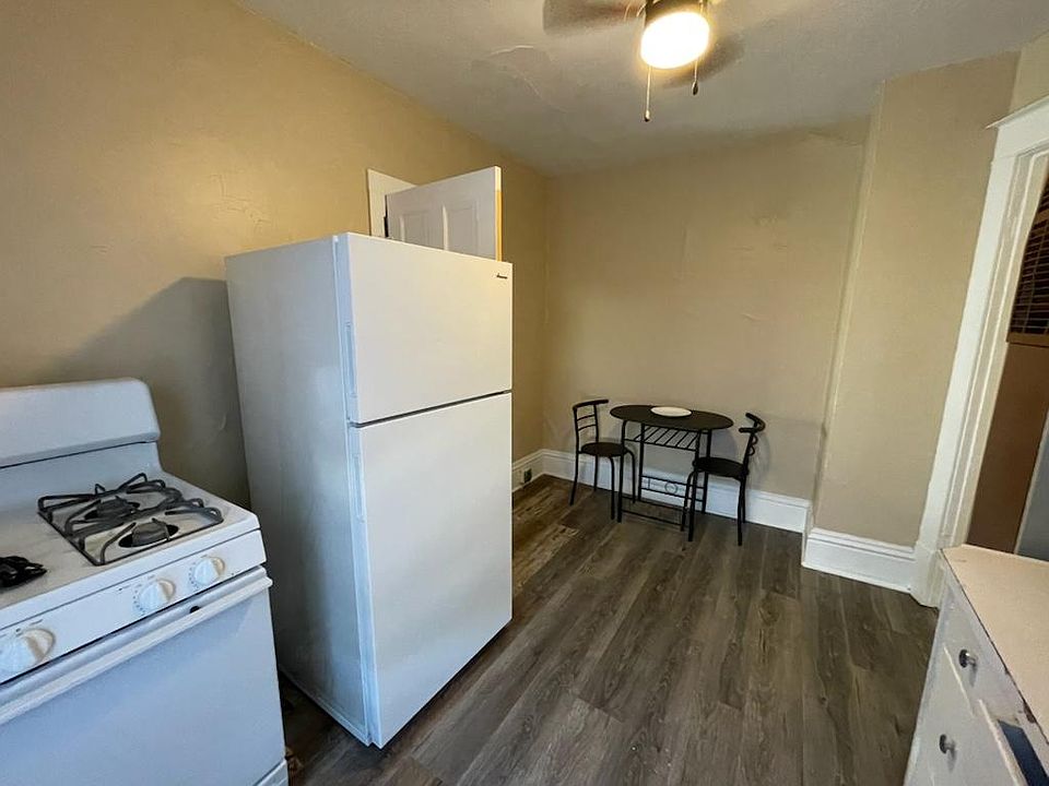 Full stove and refrigerator