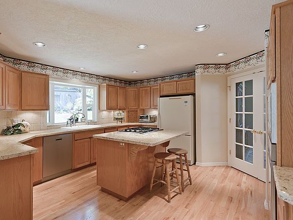 Gourmet Island Kitchen