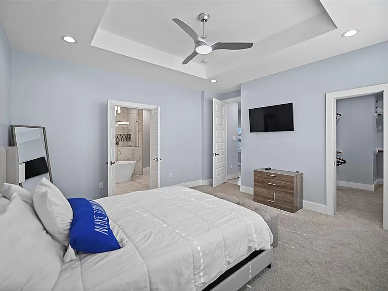2413 Pease St — Photo 32