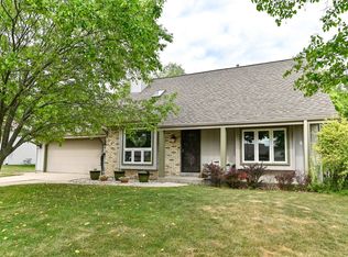 10433 S Mockingbird Ln, Oak Creek, WI 53154
