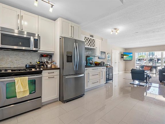 4th image of 40 W Isle Of Venice Dr #2