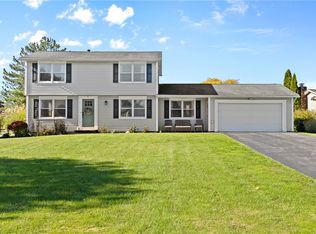 7 Darby Cir, Rochester, NY 14626