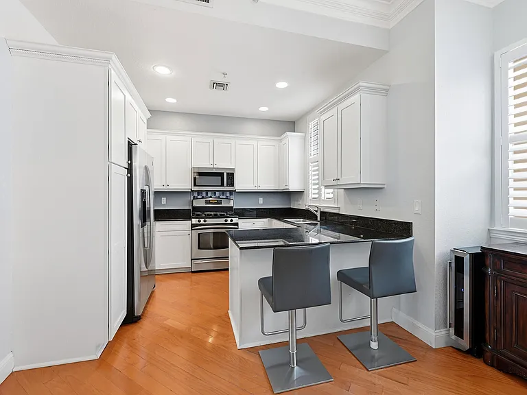 542 NE 7th Ave #2 — Photo 6