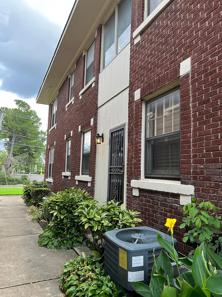 Walkway from back side parking lot to side entrance to hallway in building (that leads to kitchen entry door) and to front of building. - 103 N Bellevue Blvd #3