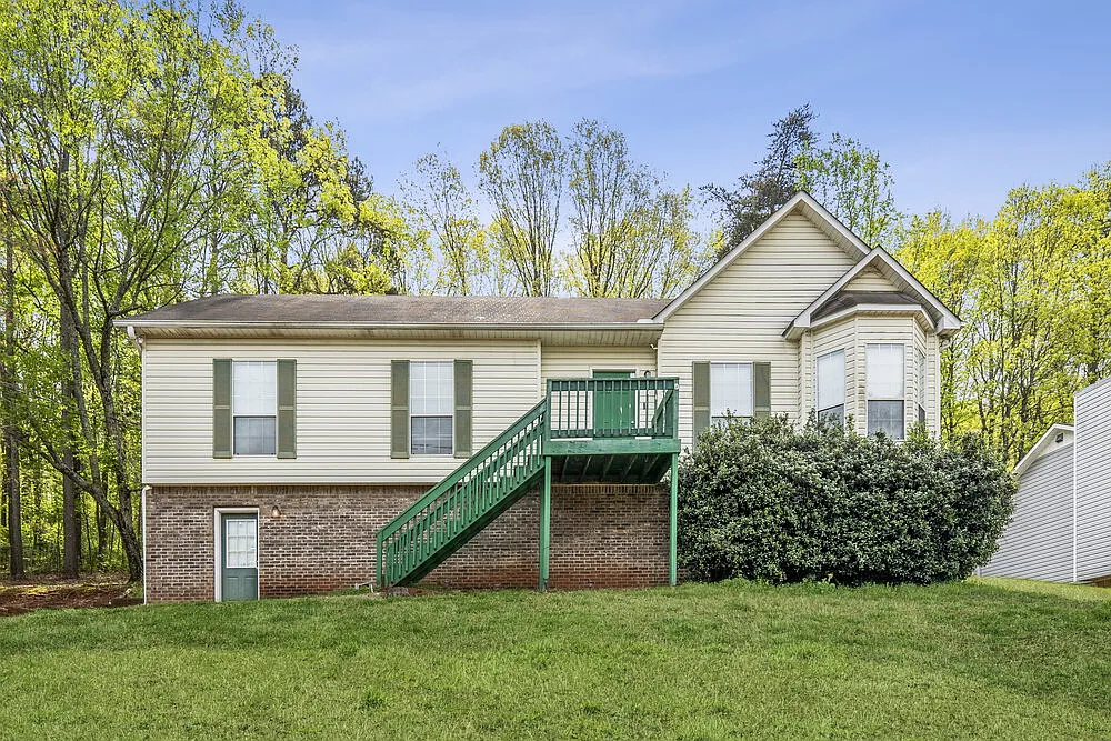 3 bed, 2.0 bath, 1332 sqft, $1,525 — Photo 1
