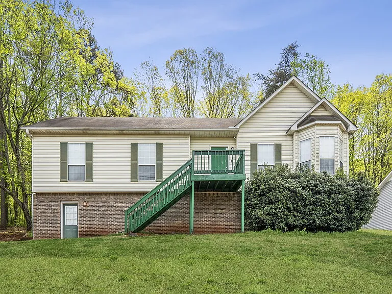 1805 Molly Ln — Photo 1