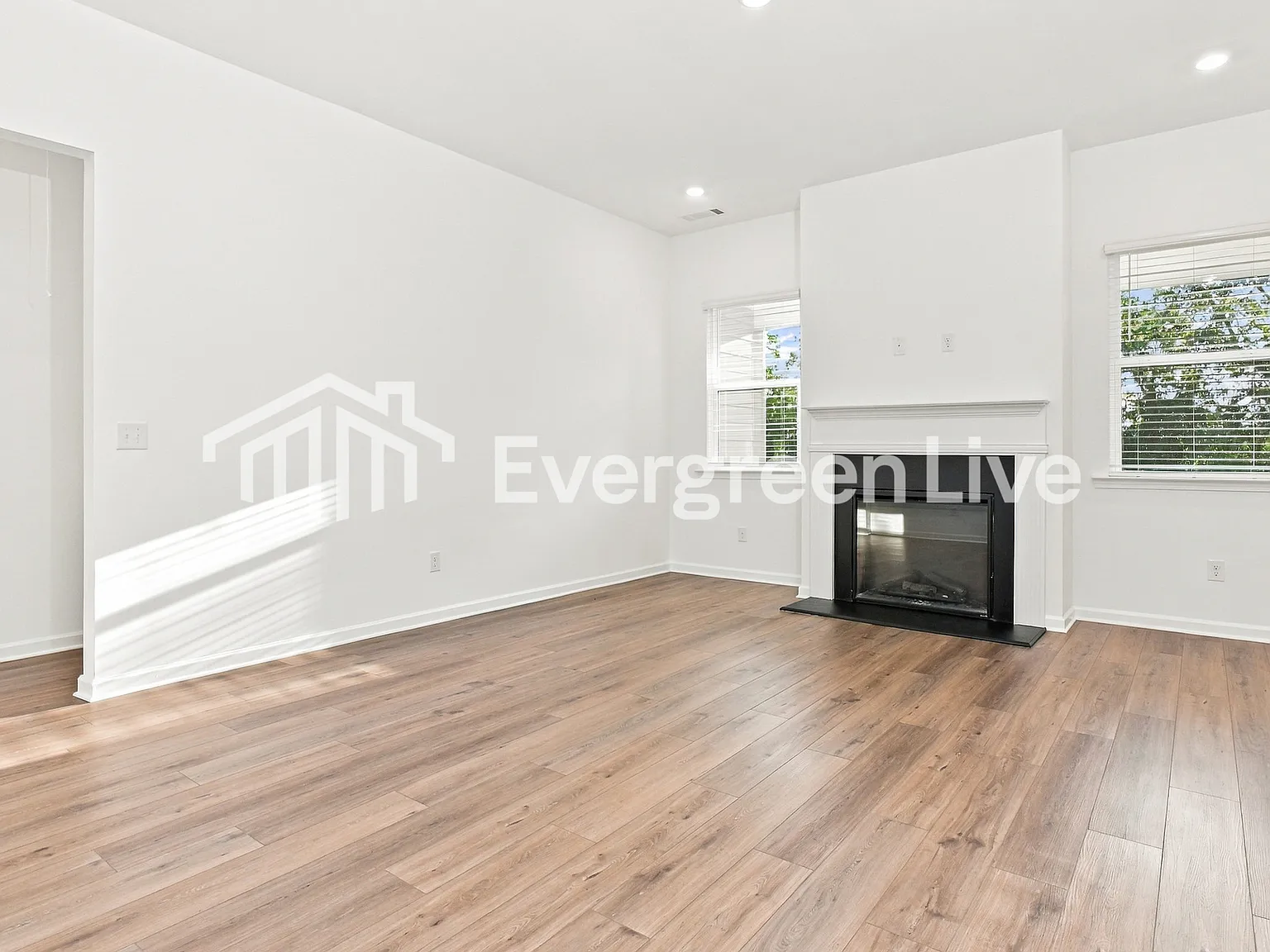 3 bed, 2.0 bath, 1561 sqft, $1,990 — Photo 2