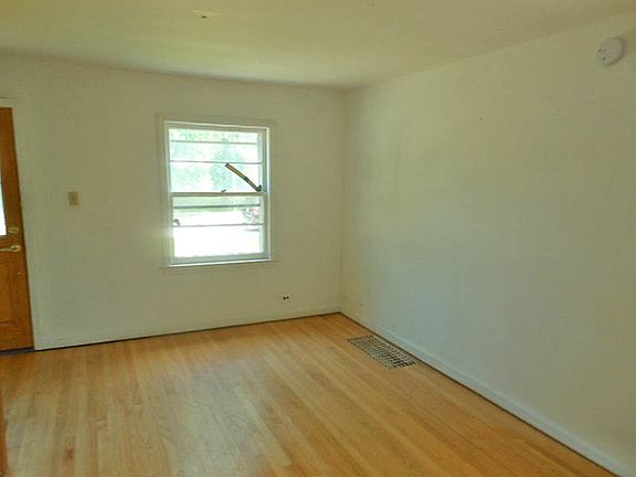 3rd image of 2536 Oak St